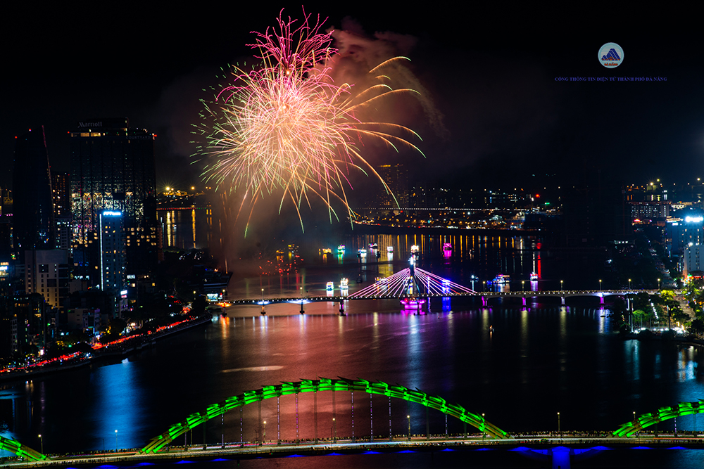 Bản giao hưởng ánh sáng hoành tráng trên sông Hàn của Đội Đà Nẵng