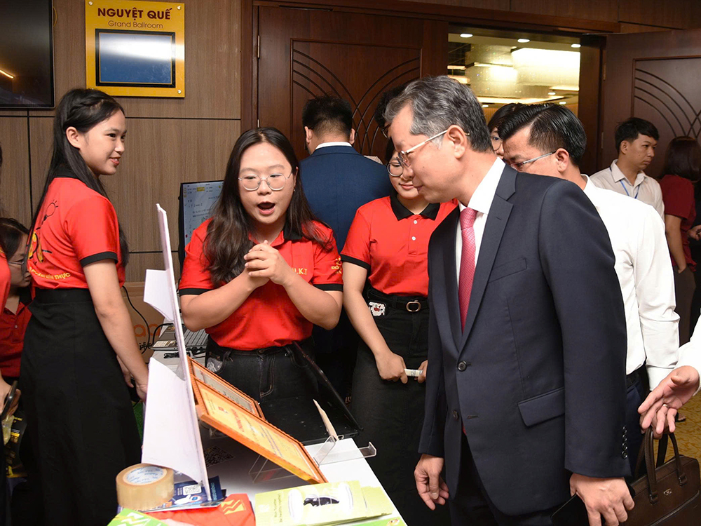 100 gian hàng tham gia Triển lãm trực tiếp khởi nghiệp đổi mới sáng tạo SURF 2025