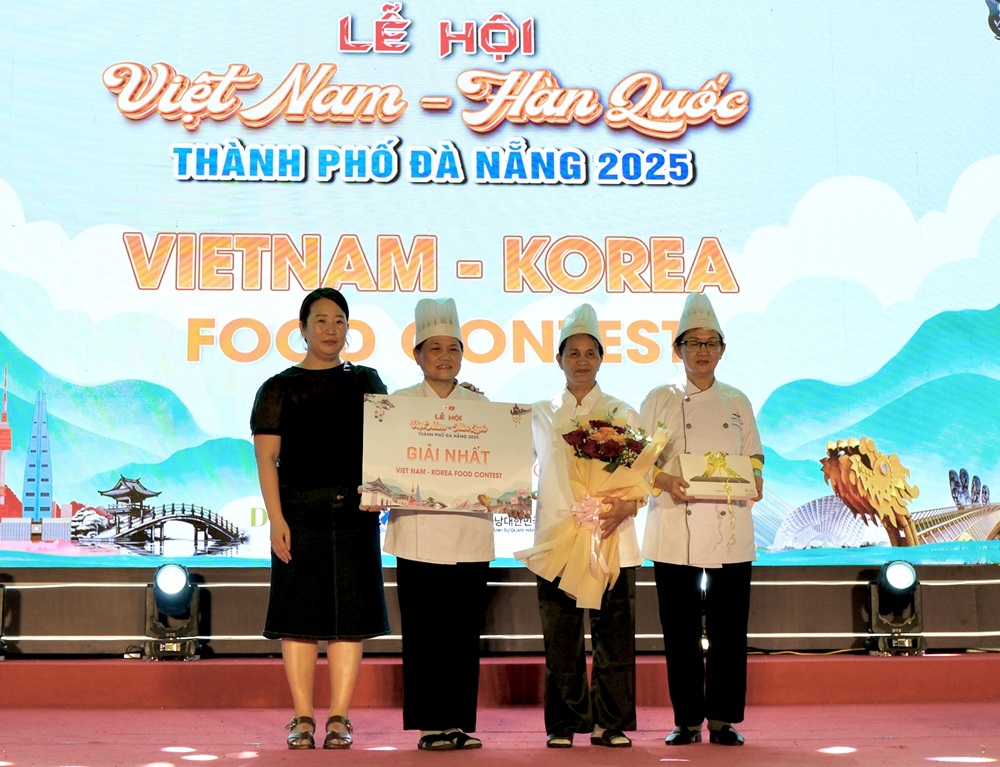 Sôi nổi cuộc thi ẩm thực và trình diễn võ thuật Taekwondo